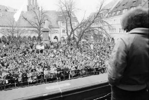 Freiburg: Wahlversammlung auf dem Rathausplatz, von oben