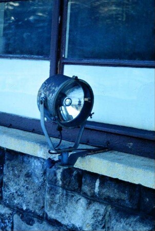 Scheinwerfer an der Stützmauer befestigt