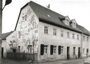 Radeburg, Carolinenstraße 33. Wohnhaus mit Stallanbau (um 1850). Eckansicht mit Fassade Färbergäßchen