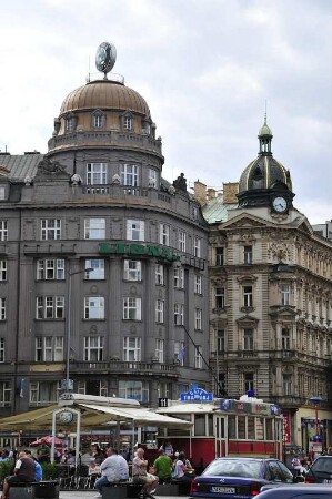 Wenzelsplatz : Blick auf die Wohn-und Geschäftshäuser am Wenzelsplatz in Prag