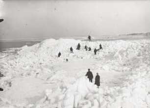Zugefrorene Ostsee. Frauen und Männer im Packeis für den Fotografen posierend