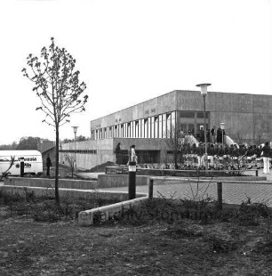 Sporthalle: Neubau: Schulzentrum Glinde: Außenansicht: Einweihung: vorn Außenanlagen: hinten links Lieferwagen: rechts Glinder Spielmannszug