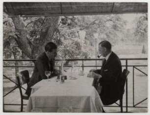 Anthony Eden und Lord Stanhope beim Lunch im Hotel Vieux Bois in Genf. links: Anthony Eden, rechts: Lord James Richard Stanhope
