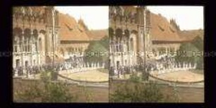 Ordensritter begeben sich in die Marienkirche, Marienburg