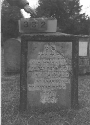 Grabstein 332 (Index: 100009386) Zustand: Vorderseite: Risse in Inschrifttafel, Rückseite: Flechten Maße HxBxT: 76x53x18 cm: Grabstein 332