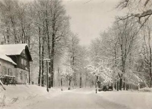 Hohwald. Gasthaus "Hohwald-Schänke" an verschneiter Straße