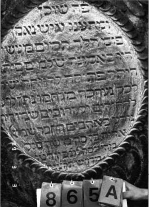 Grabstein 865 (Index: 99751227) Material: Sandstein Zustand: leicht verwittert Maße HxBxT: 171x77x9 cm Beschreibung: Stele, geschwungen eingezogener Rundbogenabschluß, ovales Schriftfeld Symbolik: Levitenkanne mit Schale, Ranken, Blätter, Scheibenfries, Voluten: Grabstein 865A