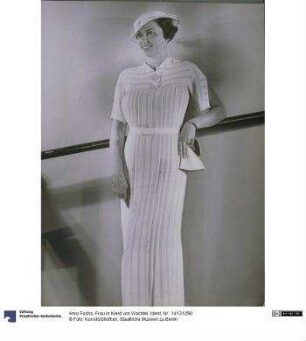 Frau in Kleid von Wachtel
