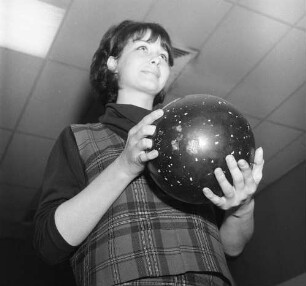 Bildnis einer jungen Frau mit Bowlingkugel
