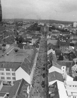 Brandenburger Straße in der Innenstadt von Potsdam : Blickrichtung Osten zur Katholischen Pfarrkirche St. Peter und Paul