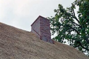 Lasbeker Straße 1: Fachwerkkate mit Reetdach, nach Restaurierung: Dach nach Neueindeckung: Detailaufnahme: Schornstein