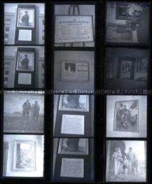 Schwarz-Weiß-Negative mit Aufnahmen einer Ausstellung im Haus der Kultur der Sowjetunion mit Stalin-Gemälden und Adolf Hennecke-Plakaten