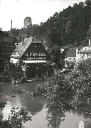 Rathen-Niederrathen. Elbhochwasser in der Mündung des Grünbaches (Amselgrund), Wohnhaus mit Café "Zum sonnigen Eck", Nummer 9b. Blick über überflutete Gärten gegen Talwächter