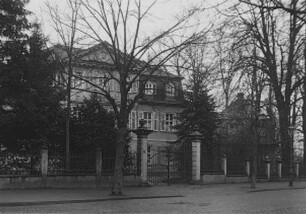 Villa, später Verwaltungsgebäude der Quarzlampen GmbH mit Ausstellungspavillons; Hanau, Frankfurter Landstraße 1, Frankfurter Landstraße , Frankfurter Landstraße 1A, Frankfurter Landstraße 1 b