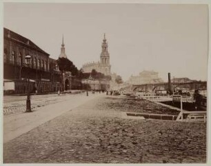 Dresden-Altstadt. Terrassenufer (angelegt um 1820) mit Dampferanlegestellen und Gebäude der Sächsisch-Böhmischen Dampfschifffahrt sowie Brühlscher Terrasse mit Brühlscher Bibliothek
