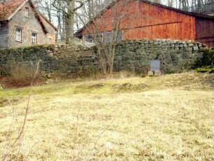 Kirchhof im Osten mit Kirchhofmauer (Werksteine im Mauersteinverband) in übersichtlichem Verlauf