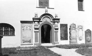 Kreba-Neudorf-Kreba. Gußeiserne Grabplatte am Eingang zur Kirche