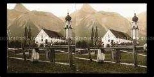 Personengruppe vor der Pfarrkirche Mariä Heimsuchung, Ehrwald