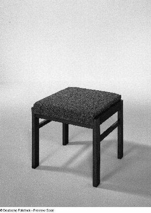 Hocker : Leipzig. Leipziger Herbstmesse, 1983. Hocker. Holz, Polsterung mit Mischgewebebezug (1983; Spezialgenossenschaft Freiberg)
