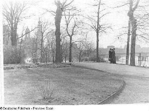 Brühlsche Terrasse mit Turm des Ständehauses, der Hofkirche un der Augustusbrücke im Hintergrund