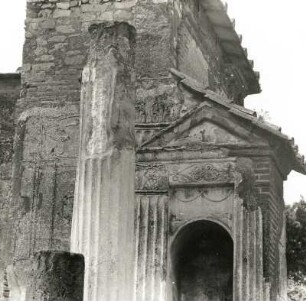 Pompeji. Isistempel. Stuckdekoration an der Vorhalle