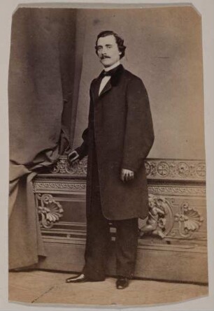 Porträt Theodor Liedtcke (1822-1902; Schauspieler). Albuminabzug auf Karton, beschnitten (Carte-de-visite ohne Atelieraufdruck)