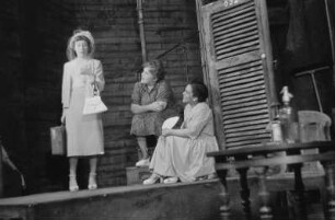 Szenenbilder aus dem Drama "Endstation Sehnsucht" von Tennessee Williams am Schlossparktheater Berlin-Steglitz : Szene mit Marianne Hoppe als Blanche DuBois (rechts) und Erna Sellmer (Mitte)