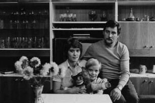 Familie G. (Küchenhilfe, Kraftfahrer) im Wohnzimmer