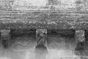 Hockende Figur, die die Konsole trägt