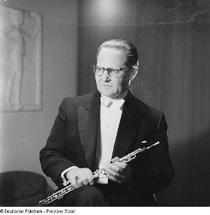 Porträt Alfred Tolksdorf mit Fagott (Musiker der Staatskapelle)