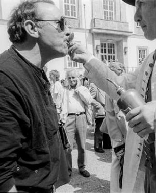 Der Leinewebermarkt ist ein Innenstadtfest in Bielefeld, das seit 1974 jährlich am letzten oder vorletzten Maiwochenende stattfindet., hier: Alter MArkt., der Leineweber verteilt Schnaps