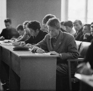 Auf Lenins Spuren : Kasan. Universität, Studenten während einer Vorlesung