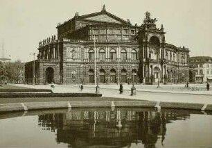 Dresden-Altstadt. Semperoper (1871/1878, G. Semper, M. Semper; 1945 Teilzerstörung; 1977/1985 Wiederaufbau, W. Hänsch). Straßenansicht