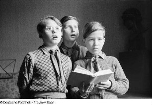 Porträt dreier Pioniere beim Singen