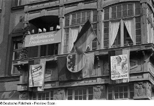 Sichtwerbung für die Leipziger Herbstmesse 1951 an einem Leipziger Haus