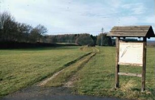 Feldweg an der Fossa Carolina bei Graben, Mittelfranken