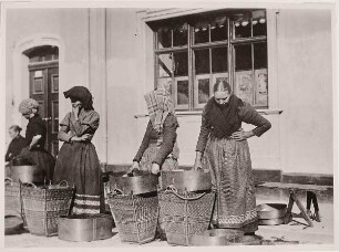 Marktfrauen mit Heidelbeeren, um 1890