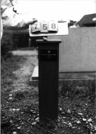 Grabstein 758 (Index: 100089162) Material: grauer polierter Stein Zustand: liegt flach Symbolik: Davidstern Besonderheit: (provisorisches) Schildchen: Grabstein 758