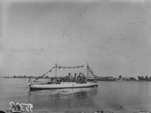 Englischer Zerstörer : Blick auf ein Schiff im Hafen von Lobito
