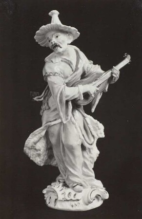 Chinese, sogenannter Malabare : Meyer, Friedrich Elias: Gitarre spielender Chinese, sogenannter Malabare. Meißen, um 1750. Meißner Porzellan; Höhe 32 cm. Staatliche Kunstsammlungen Dresden (SKD), Porzellansammlung