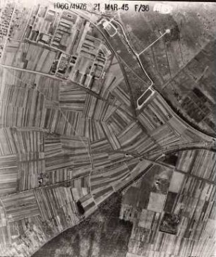 Amerikanische Luftbildaufnahmen von Kriegszerstörungen. Ausrichtung nach Westen. Knielingen / Kaserne