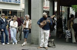Freiburg i. Br.: Straßenmusikanten: Sänger mit Gitarre