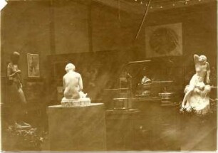 Atelier des Bildhauers Carl Brose (vielleicht in Dresden). Ansicht mit drei Frauenakten u. a.