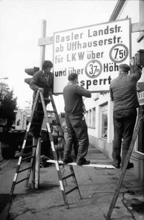 Freiburg: Hof des Tiefbauamts, Straßenschilderwald, Anbringung der Schilder zur Umleitung Basler Landstraße