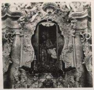 Steingaden, Wallfahrtskirche zum Gegeißelten Heiland auf der Wies, Altar mit dem gegeißelten Heiland