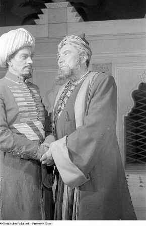 Szenenbilder aus dem Stück "Nathan der Weise" von Gotthold Ephraim Lessing im Deutschen Theater Berlin : Szene mit Paul Wegener als Nathan (rechts) und Kai Möller als Sultan Saladin (links)