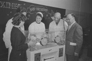 Messebesucher im Ausstellungspavillon der Niederlande, Präsentation von medizinischen Inkubatoren