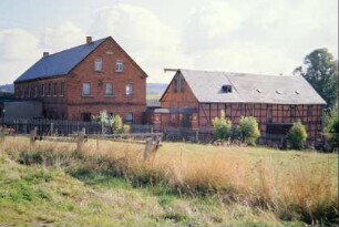 Blick auf einen Bauernhof, Backsteingebäude und Fachwerk mit Backsteinfüllungen
