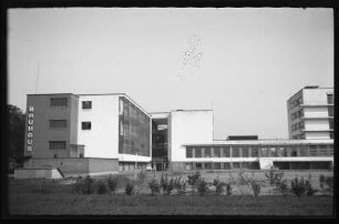 Bauhaus Dessau, Südansicht der Kunstgewerbe- und Handwerkerschule und dem Atelierhaus