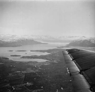 Luftbildaufnahme der Küstenlandschaft : Landschaft am Fuß eines Felsmassivs an der norwegischen Küste.